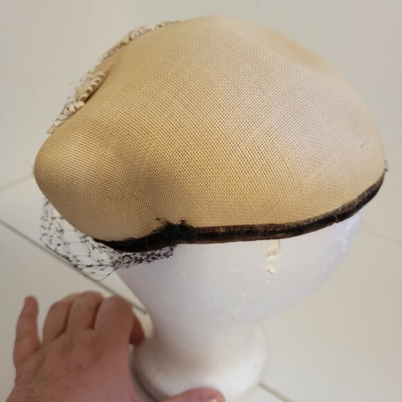 Vintage Ladies 40's half Bonnet with Netting and Raffia Detailing - Picture 5 of 7